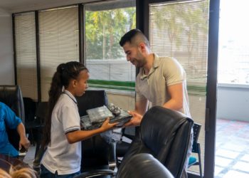Niños de escasos recursos recibieron computadores