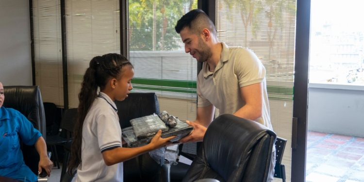 Niños de escasos recursos recibieron computadores