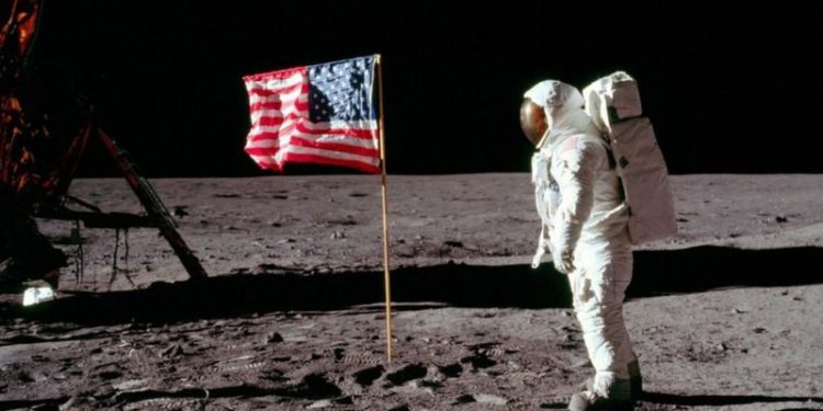 De Newton a Neil Armstrong: 7 frases famosas que realmente nunca se dijeron