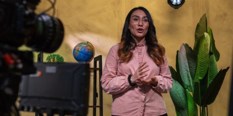 El programa educativo de la BBC en Afganistán que ayuda a los niños a los que se les prohibe ir a la escuela