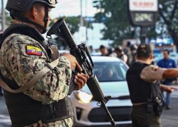 Permiso para portar armas en Ecuador: “Esto pasó también en El Salvador cuando emprendieron su guerra contra las drogas y terminaron armando a las maras hasta los dientes”