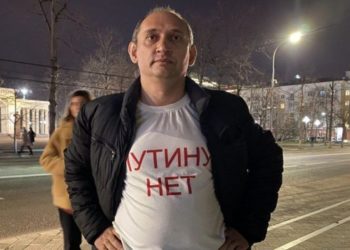 El activista ruso que documenta los muertos de la guerra contando tumbas y fue forzado a huir del país