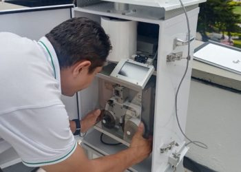 Con moderno equipo automático, la CARDER mide las partículas de aire en Santa Rosa