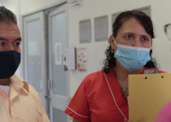 La Gobernación y el Hospital Universitario San Jorge entregan silla de ruedas a joven víctima de hechos de violencia