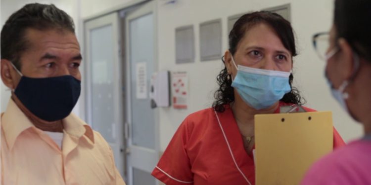 La Gobernación y el Hospital Universitario San Jorge entregan silla de ruedas a joven víctima de hechos de violencia