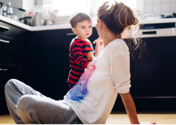 “Disciplina a tu hijo de un año y olvida la crianza amable”, aconseja una experta en psicología infantil
