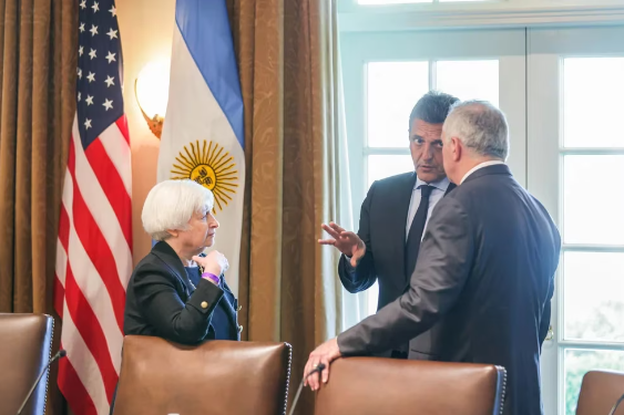 Massa sale a buscar USD 10.000 millones frescos entre el dólar agro y nuevos préstamos de organismos