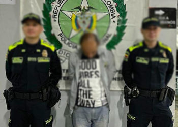 En la terminal de transportes manipulaba un cajero automático, al parecer con el ánimo de hurtar dinero