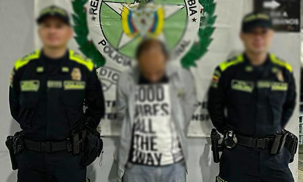 En la terminal de transportes manipulaba un cajero automático, al parecer con el ánimo de hurtar dinero