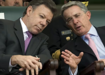 “Me acabo de enterar”, así reaccionó Álvaro Uribe a un supuesto “favor” que le hizo Santos