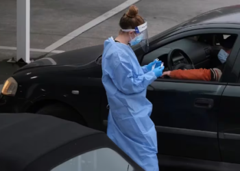 Vuelta a las mascarillas: varias comunidades la imponen en centros sanitarios y Sanidad recomendará que se haga en toda España