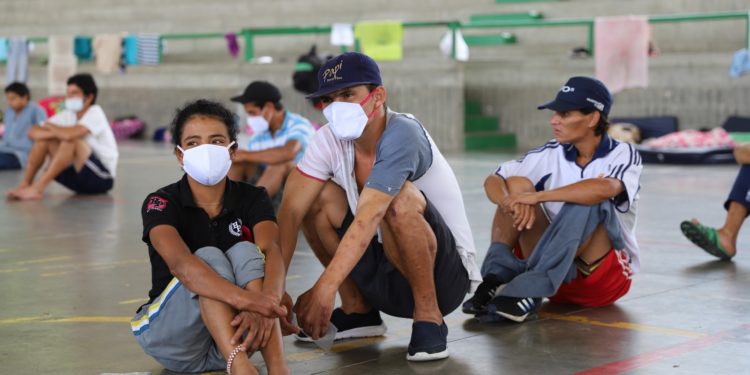 Dona con amor para un habitante de calle