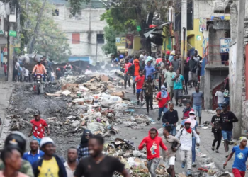 Otra jornada de caos en Haití: al menos seis muertos en medio de protestas, saqueos y choques entre la Policía y un grupo paramilitar
