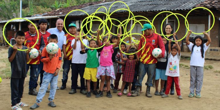 Gobernación de Risaralda entregó implementación deportiva a resguardo indígena de Belén de Umbría