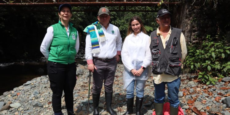 La CARDER acompaña y verifica el primer proceso de vacunación de truchas en Colombia