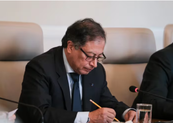 Cancelaron reunión de Petro con senadores de la comisión Séptima para salvar la reforma a la salud: los congresistas no quisieron ir