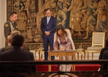 Luz Adriana Camargo se posesionó como nueva fiscal General y señaló que velará por “la división de poderes”