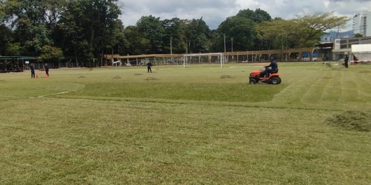 Poda y guadañado campo de futbol en grama natural y recolección de lodos de la ptar principal
