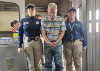 Así fue el traslado del feminicida Jaime Saade a la cárcel en Barranquilla, asegurado con unas esposas color púrpura