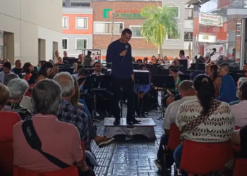 La tradicional retreta de la Banda Sinfónica de Pereira, se presentó como cada viernes, ofreciendo alegría y talento musical