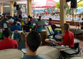La Banda Sinfónica ofreció un concierto didáctico a las niñas de la Institución Educativa San Vicente Hogar