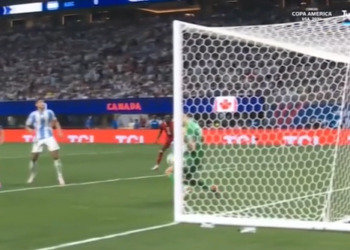 Con goles de Julián Álvarez y Lautaro Martínez, Argentina venció 2-0 a Canadá en el inicio de su defensa del título en la Copa América