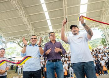 Corregimiento de Santa Ana, feliz, con la nueva cubierta del polideportivo que entregó el gobernador