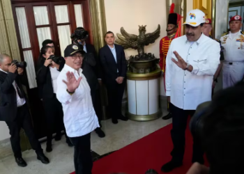 Oposición al Gobierno nacional señaló que demandará a Petro por una presunta complicidad con el régimen Maduro