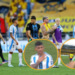 Golpeando cámaras y “restregando” su camiseta: así se retiraron los argentinos tras caer con Colombia