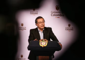 Defensa de Gustavo Petro exige al CNE postergar la evaluación de la investigación por violación de topes de campaña