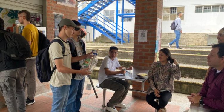 Nueva campaña de ecobotellas en la UTP busca transformar plásticos en madera sostenible 