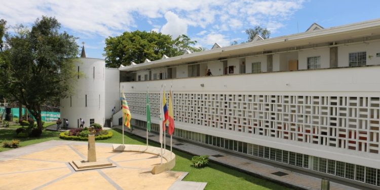 Resolución del Consejo Superior No. 04 Convoca la elección del Representante de los Egresados y adopta el cronograma respectivo