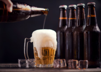 Si le gusta la cerveza, tenga cuidado: expertos advierten la edad en la que debe dejar de beberla y los riesgos de no hacerlo