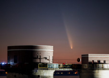 Las mejores imágenes que dejó el paso del “cometa del siglo” antes de su alejamiento definitivo de la Tierra