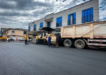 Gobernación atiende la malla vial de La Virginia y placas huella en Santa Rosa de Cabal