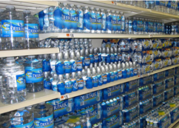 Un estudio científico pide a la población dejar de consumir agua embotellada: “Se cree que es más segura, pero no es así”