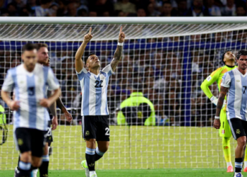 La selección argentina venció 1-0 a Perú y cerró el 2024 como líder de las Eliminatorias