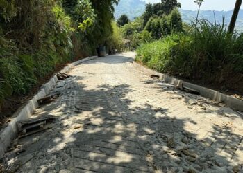 Avanzan las placa huellas que construye la Gobernación en la vereda Monserrate, de Santa Rosa