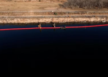 Así son las barreras que instala Texas en el río Grande para bloquear los cruces ilegales desde México