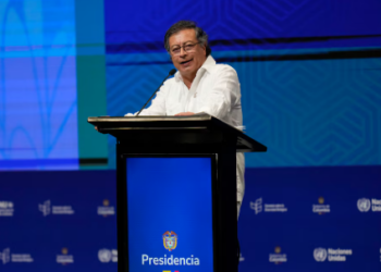 “Desautorizo la entrada de aviones norteamericanos con migrantes colombianos a nuestro territorio”: Petro