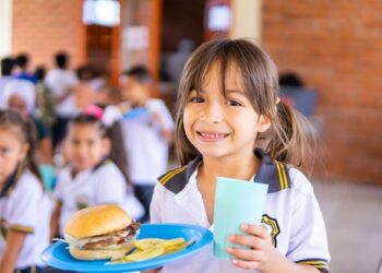 El PAE de Risaralda innova con hamburguesas nutritivas para fortalecer la alimentación escolar