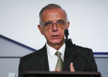 Iván Velásquez presentó su renuncia irrevocable al Ministerio de Defensa, en medio de remezón del gabinete del Gobierno Petro