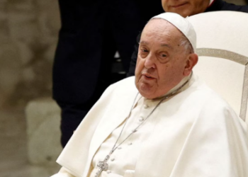 El Vaticano informó que el papa Francisco sufrió una crisis respiratoria asmática y sigue en estado “crítico”