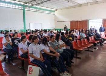 Jóvenes de Marsella se capacitan en prevención y exploran oportunidades en las fuerzas militares