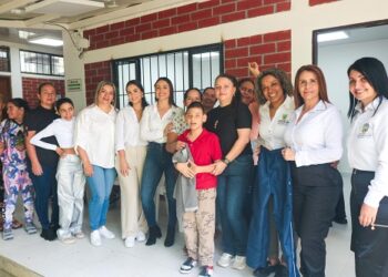 Escuela de liderazgo ‘Mujeres como Tú’ entregó uniformes en centro de rehabilitación de La Virginia
