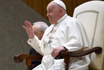 El Vaticano informó que el papa Francisco pasó una noche tranquila en el hospital Gemelli y que su condición sigue siendo “estable”