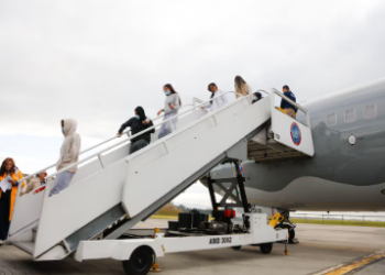 Llegó vuelo con colombianos deportados desde Estados Unidos: autoridades locales denuncian que el Gobierno no atendió la situación