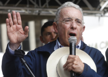 Uribe convocó a los colombianos a marchar contra la reforma a la salud promovida por Petro: “Llegó a cambiar un sistema que iba bien”