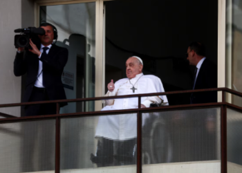 El papa Francisco saludó a los fieles y regresó al Vaticano tras más de un mes hospitalizado: “Gracias a todos”