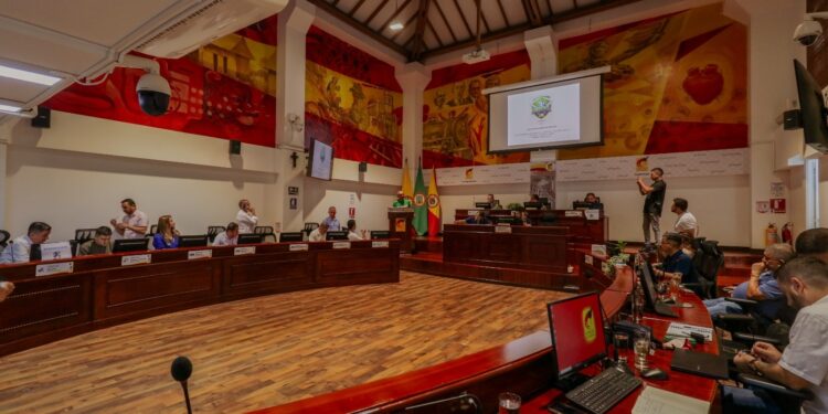 Ligas de la ciudad pidieron mantenimiento para el  diamante de béisbol